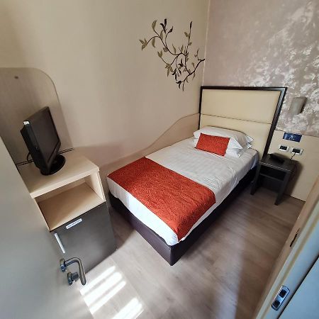Hotel Piacenza Милан Экстерьер фото