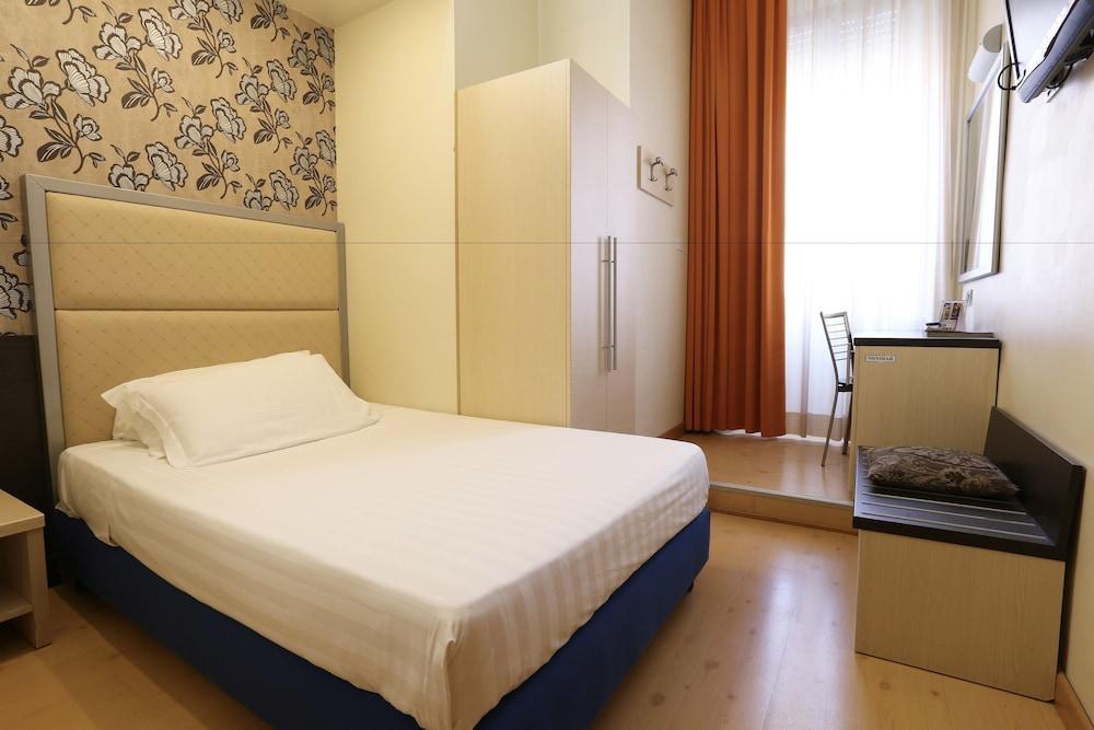 Hotel Piacenza Милан Экстерьер фото
