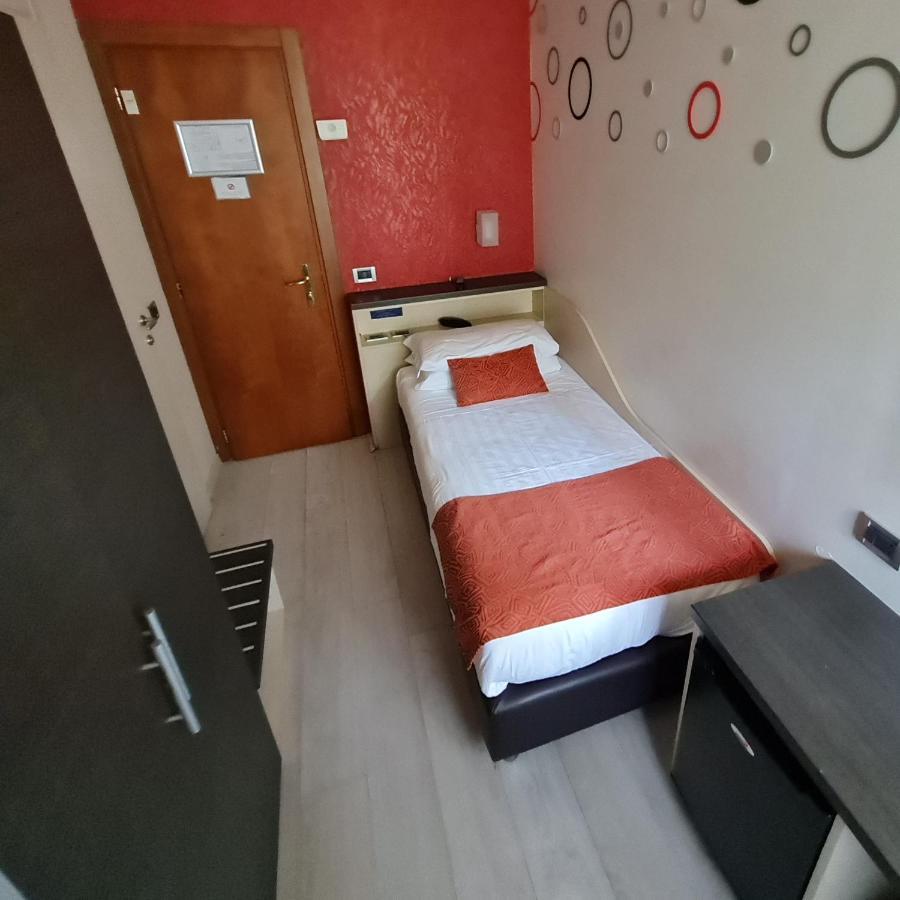 Hotel Piacenza Милан Экстерьер фото