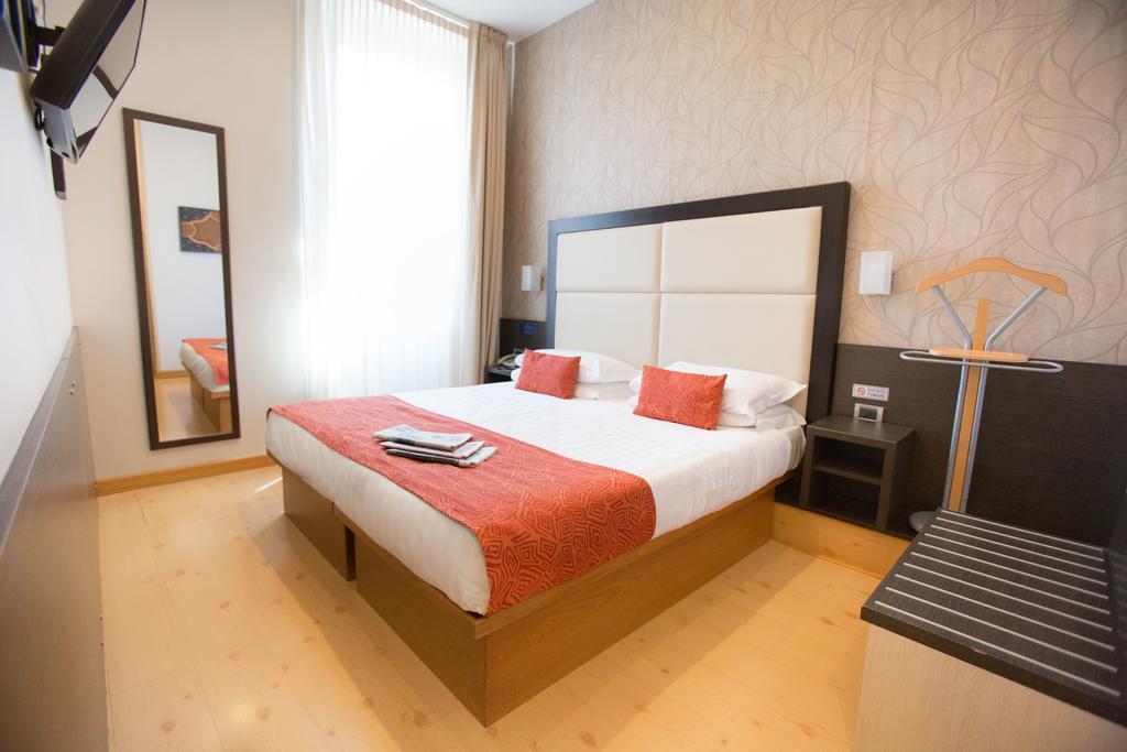 Hotel Piacenza Милан Экстерьер фото